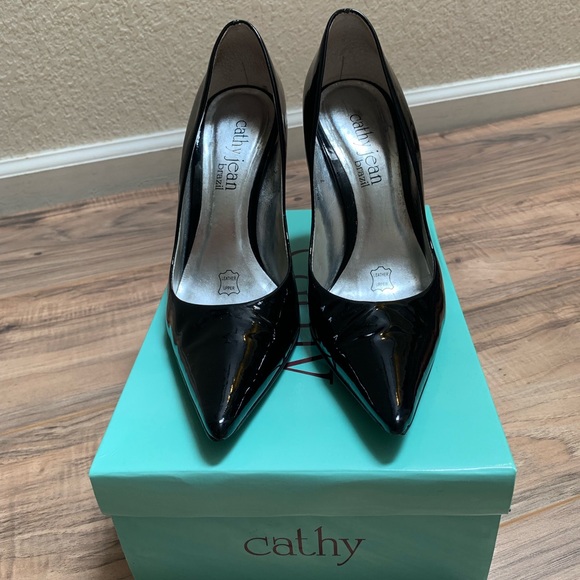 Cathy Jean Blk Pnt Leather Pumps - Picture 2 of 3